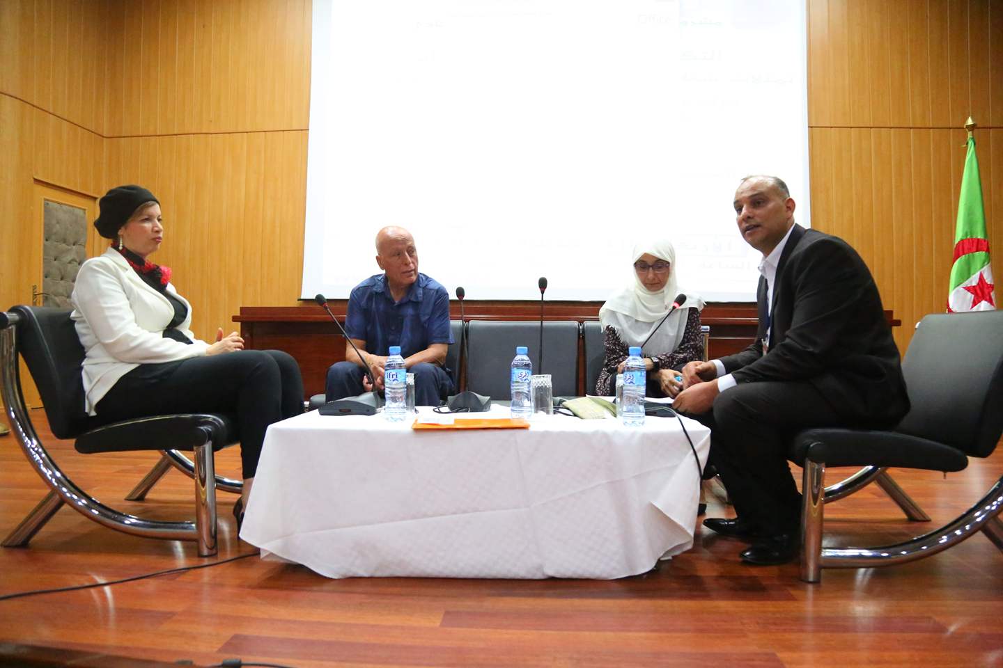 La formation paramédicale en Algérie : représentations paramédicales de la profession et évaluation des compétences. Étude menée dans les établissements de formation et les hôpitaux des wilayas d'Oran et de Constantine.