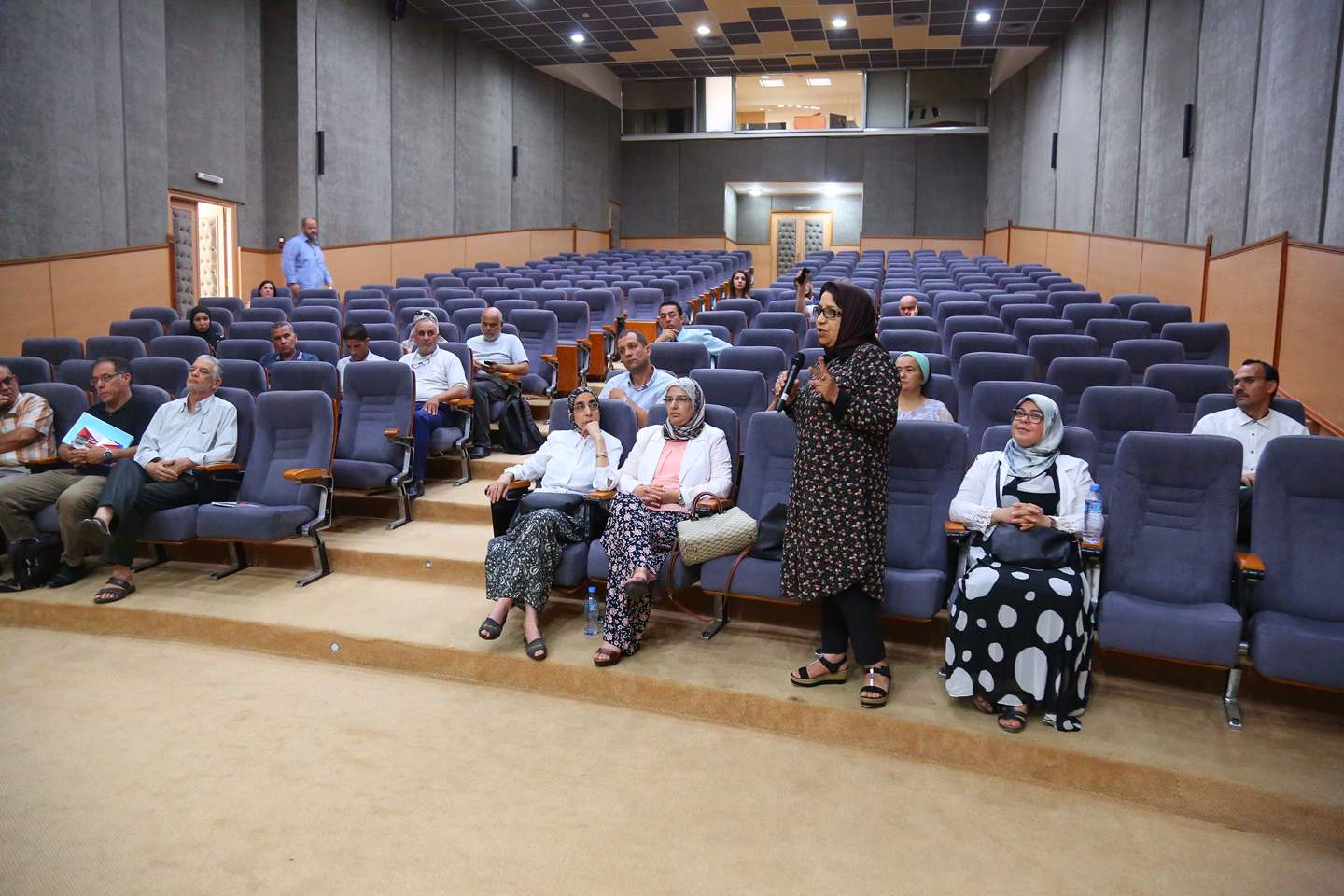 La formation paramédicale en Algérie : représentations paramédicales de la profession et évaluation des compétences. Étude menée dans les établissements de formation et les hôpitaux des wilayas d'Oran et de Constantine.